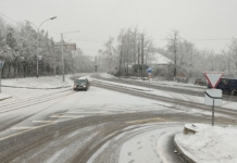 Primăvara surprinde din nou: zăpadă și lapoviță în centrul și nordul țării! Drumarii în acțiune!